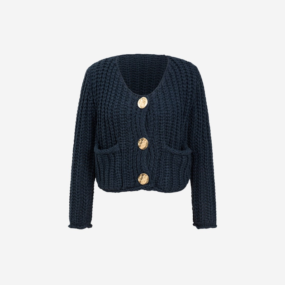 Chunky stickad kofta med stora knappar och påsydda fickor