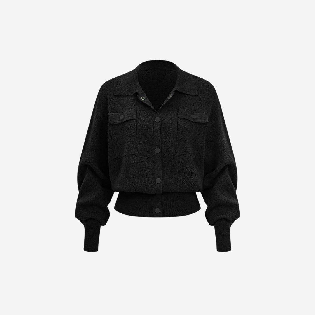 Stickad skjortkofta med bröstfickor och ribbade muddar