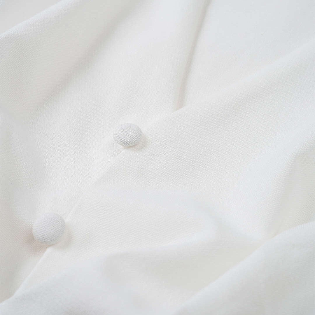 Vit linnemidiklänning med markerad midja, knytband och strukturerade ärmar – sommarklänning i viskos och linne