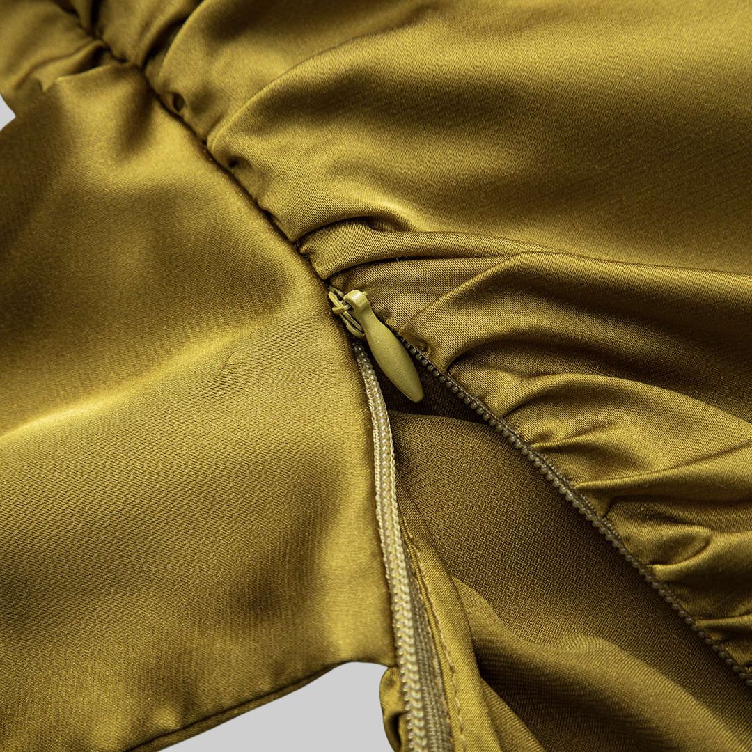 Olivbrun långärmad satintopp med figurnära passform och elegant glans