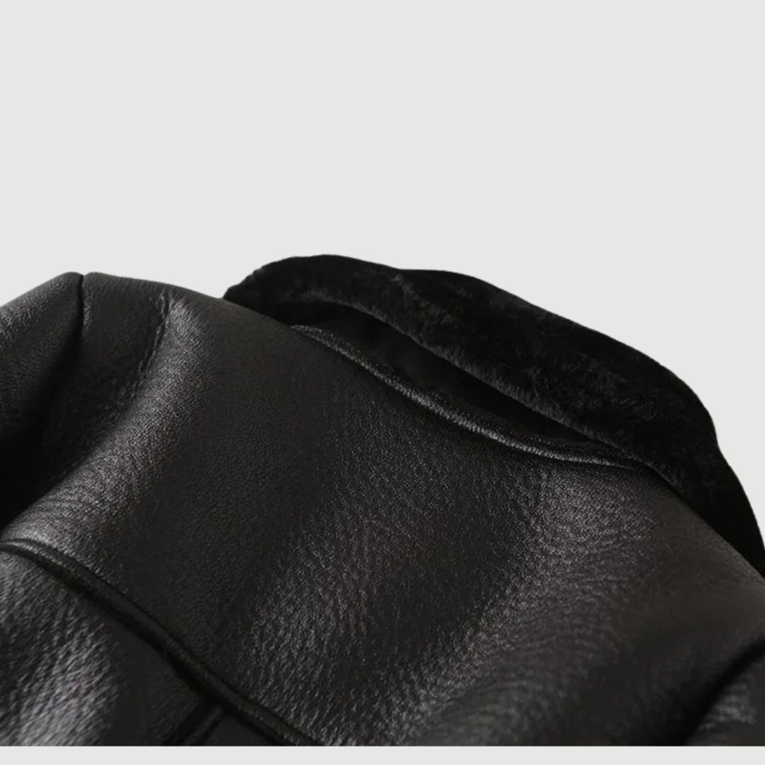 Fodrad bikerjacka i läderlook med fuskpälsfoder och bältdetaljer
