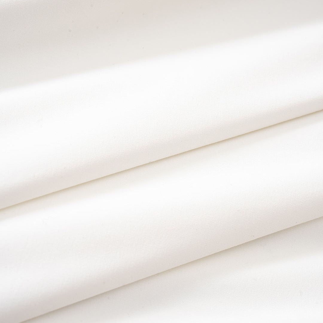 Vit ärmlös midiklänning i vävt tyg med markerad midja och utsvängd kjol