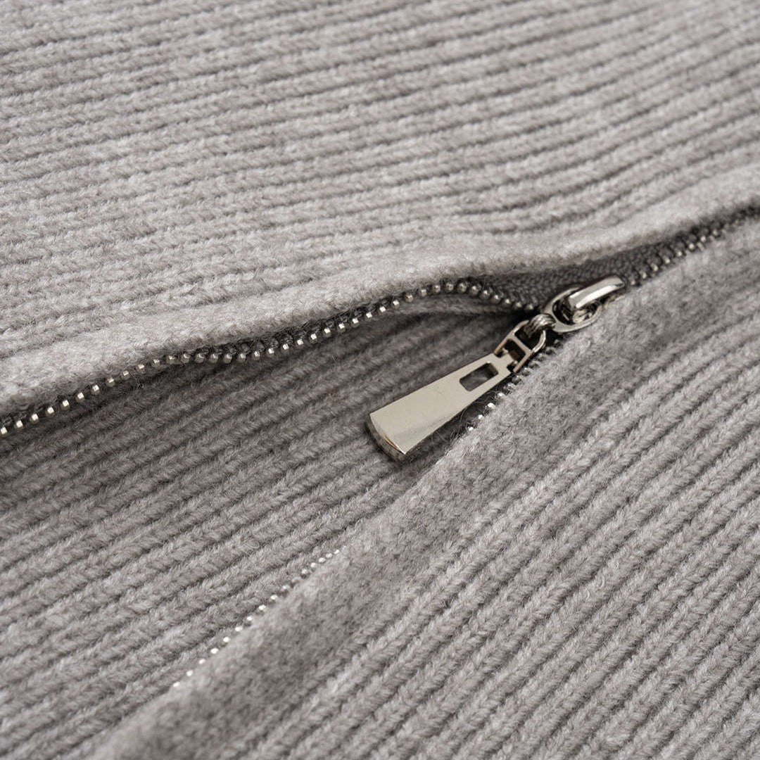 Grå kabelstickad tröja i ribbad trikå med tvåvägsdragkedja