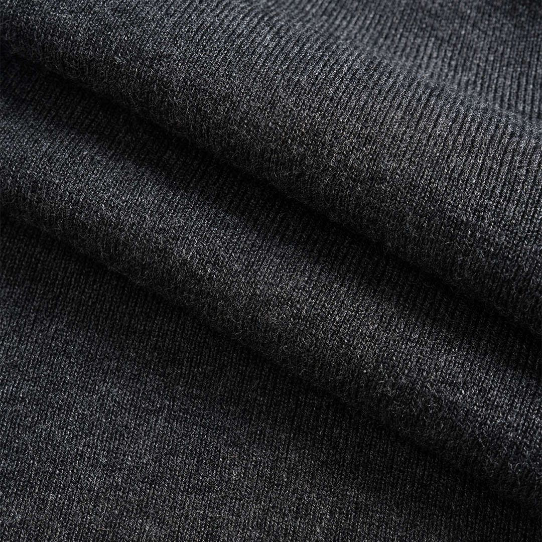 Mörkgrå ribbstickad topp med V-ringning och figurnära passform