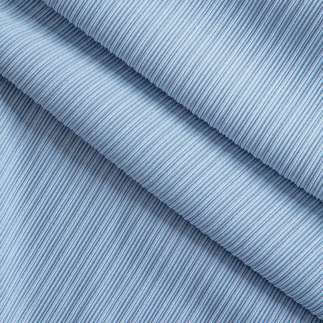 Ljusblå ribbad långärmad maxiklänning med figurnära passform och rund halsringning