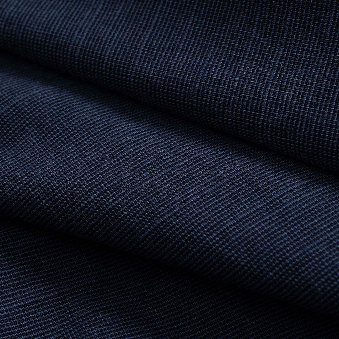 Mörkblå topp med draperade sidor och flätad halsringning