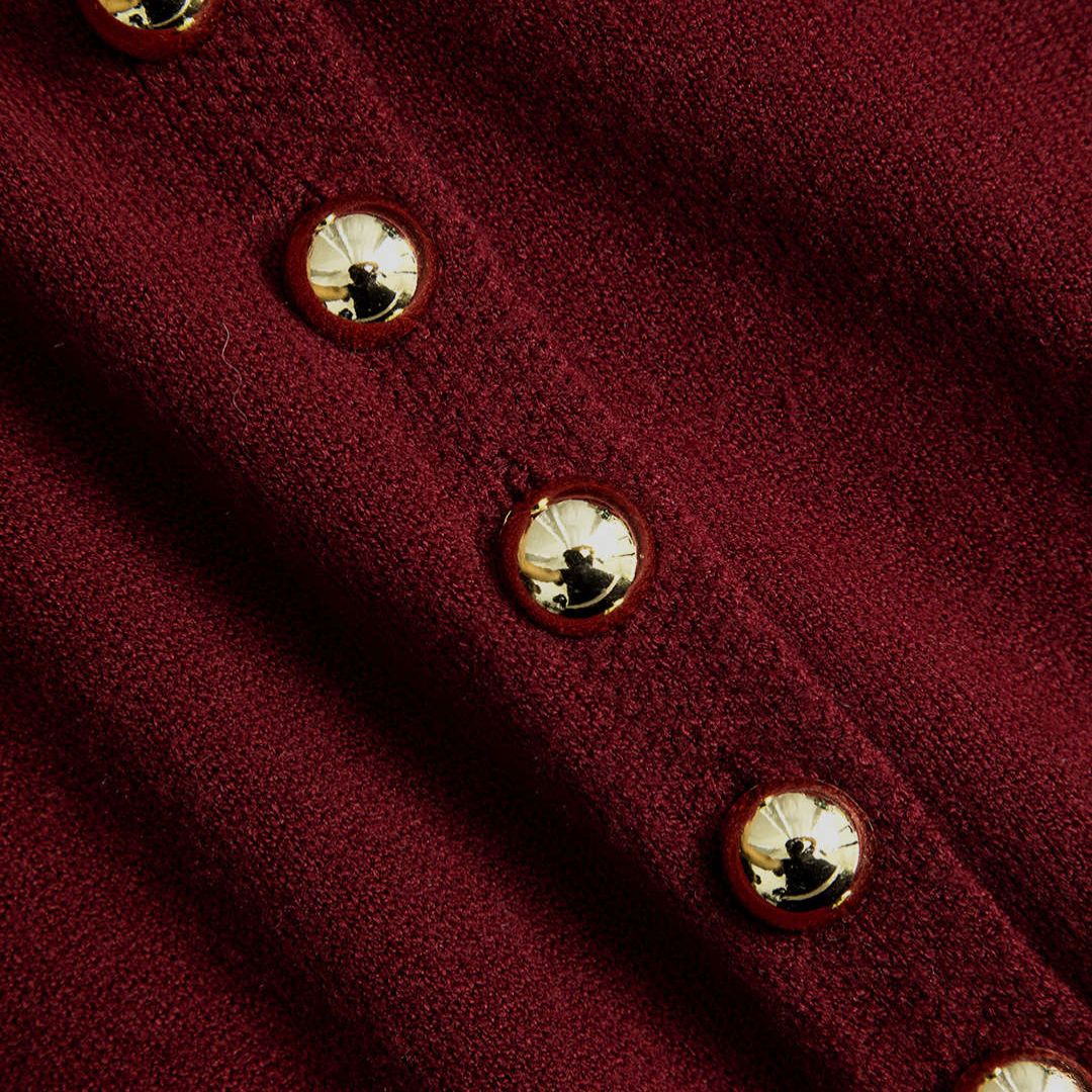 Bourgogne stickad midiklänning med krage och dekorativ knappslå framtill