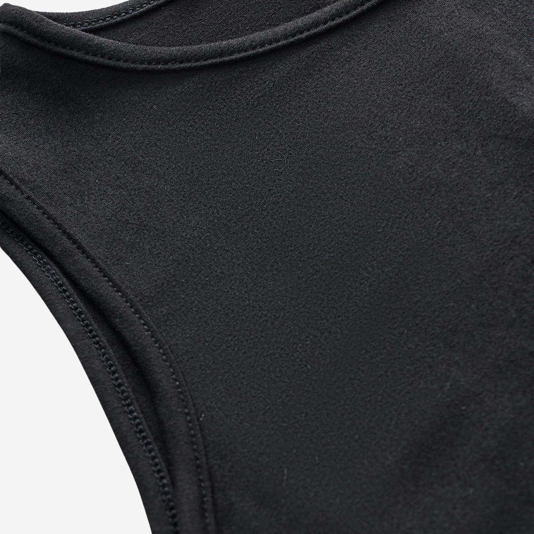 Svart ärmlös långklänning i jersey med figurnära silhuett och kontrasterande sidenrosetter i midjan