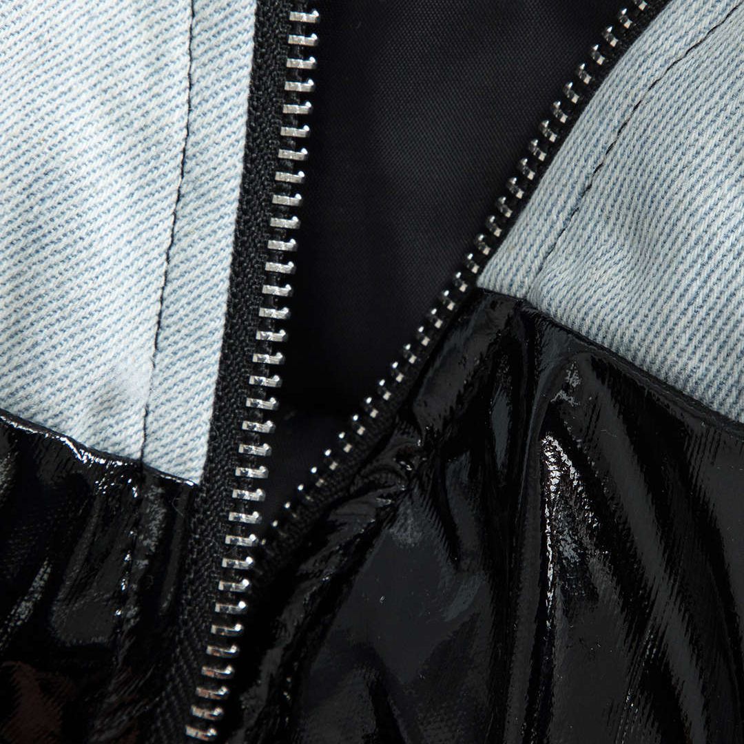 Svart cropped jacka med kontrasterande denimpartier och sportig dragkedja för dam