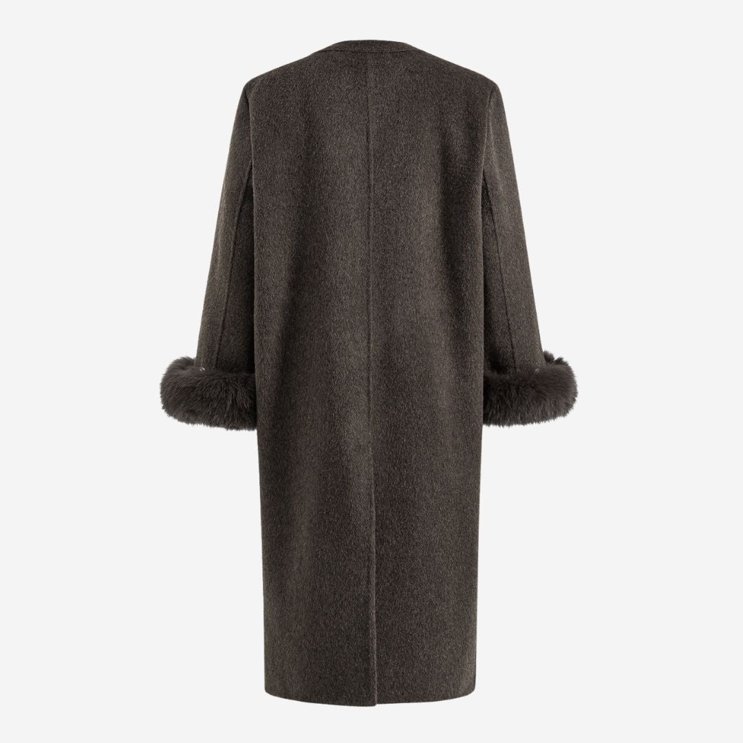 Mörkbrun lång ullkappa med avtagbar halsduk och fuskpälskantade ärmar