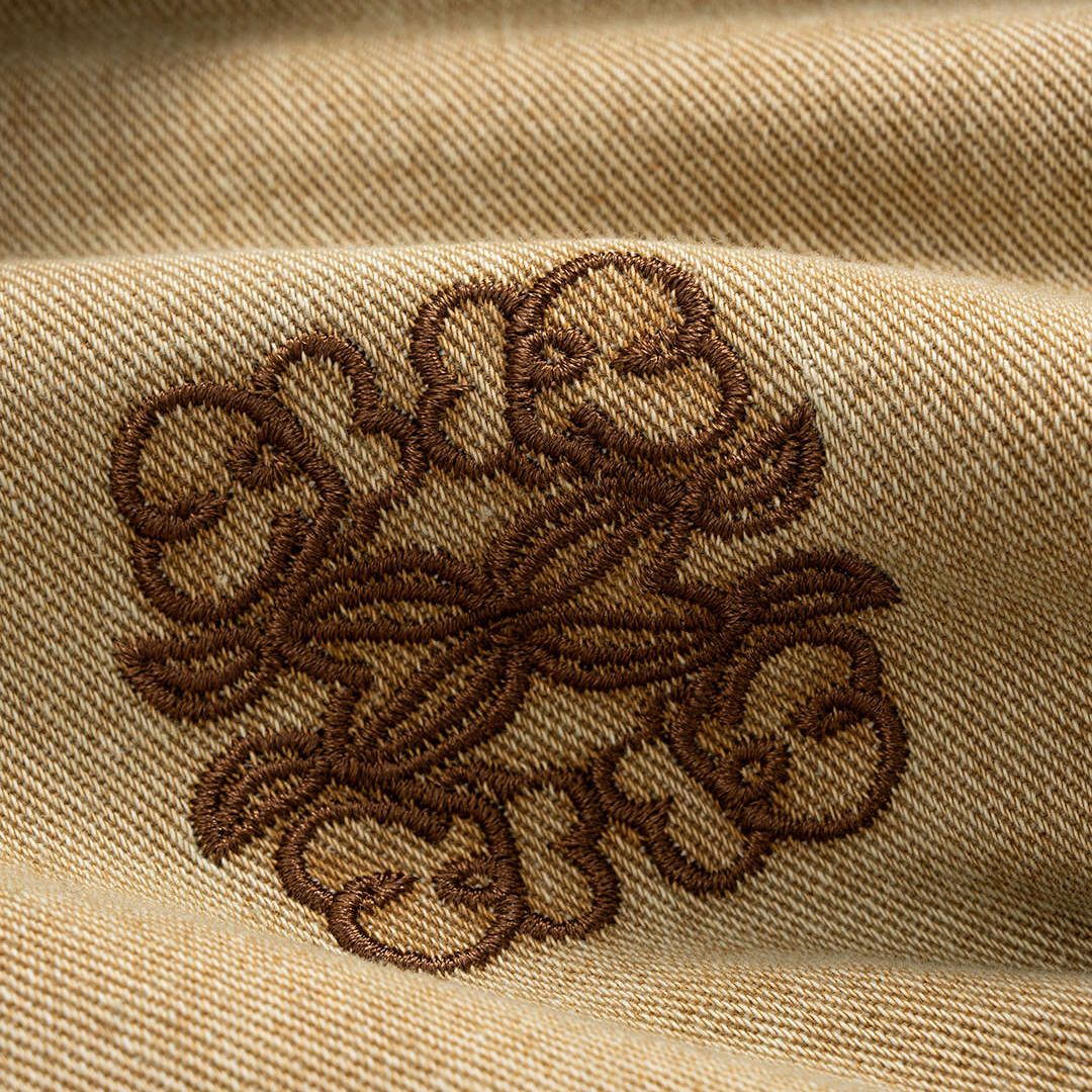 Ljusbrunjeansjacka med spetskrage, broderad detalj och dragsko i fållen för dam