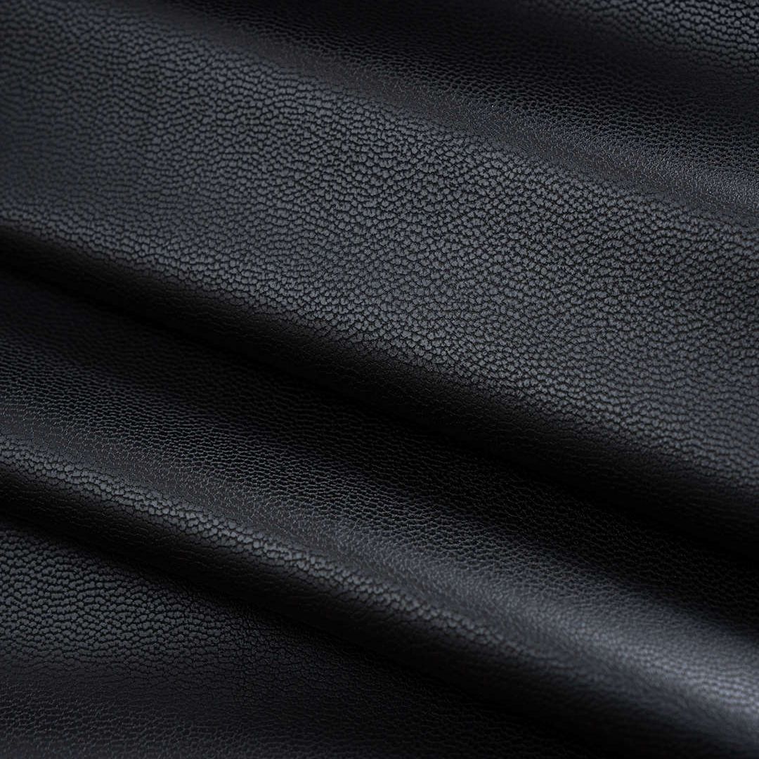 Svart lång trenchkappa i fusk­läder med skärp och klassisk krage för dam