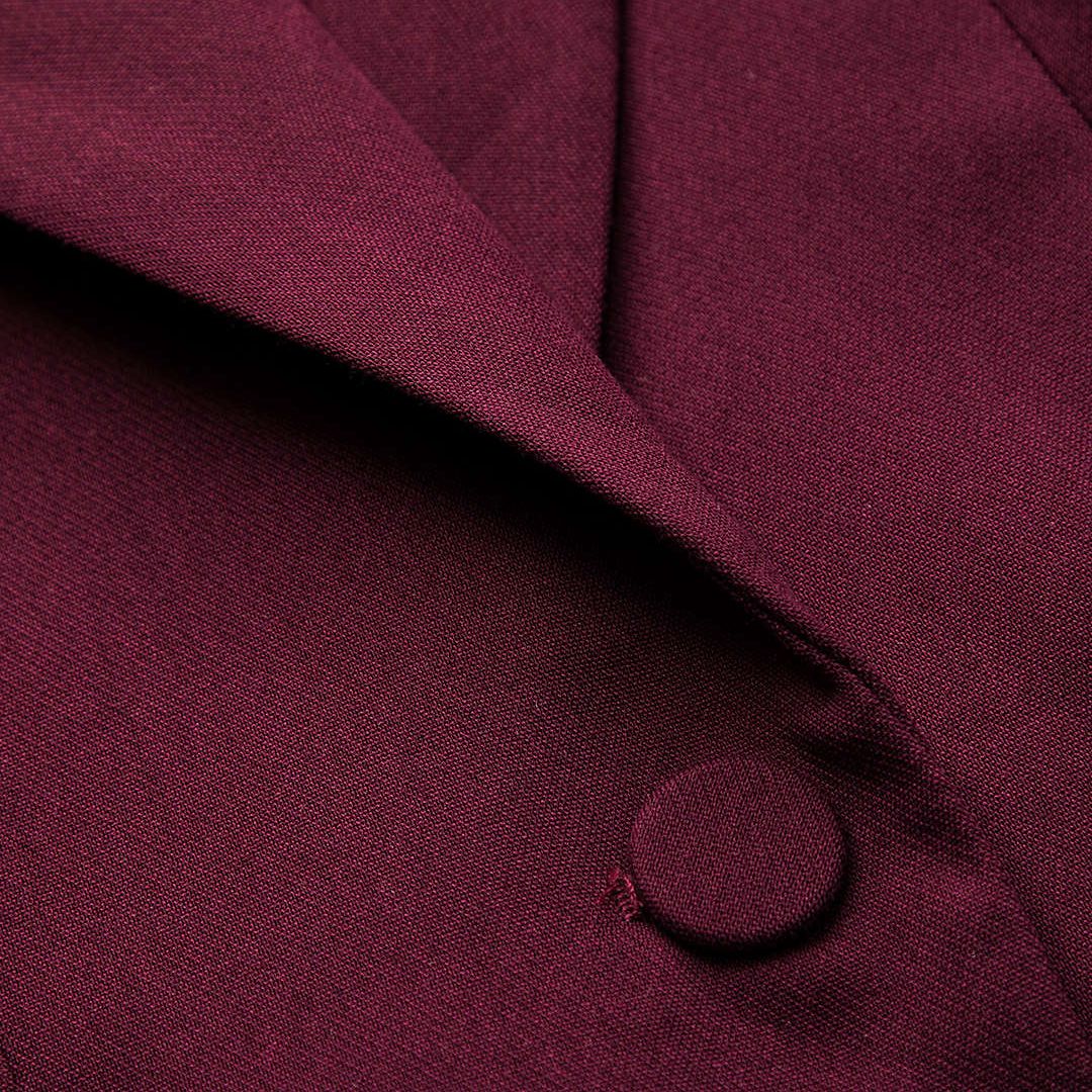 Vinröd skräddad kavaj i rayonmix med asymmetrisk cape-detalj och klassisk passform