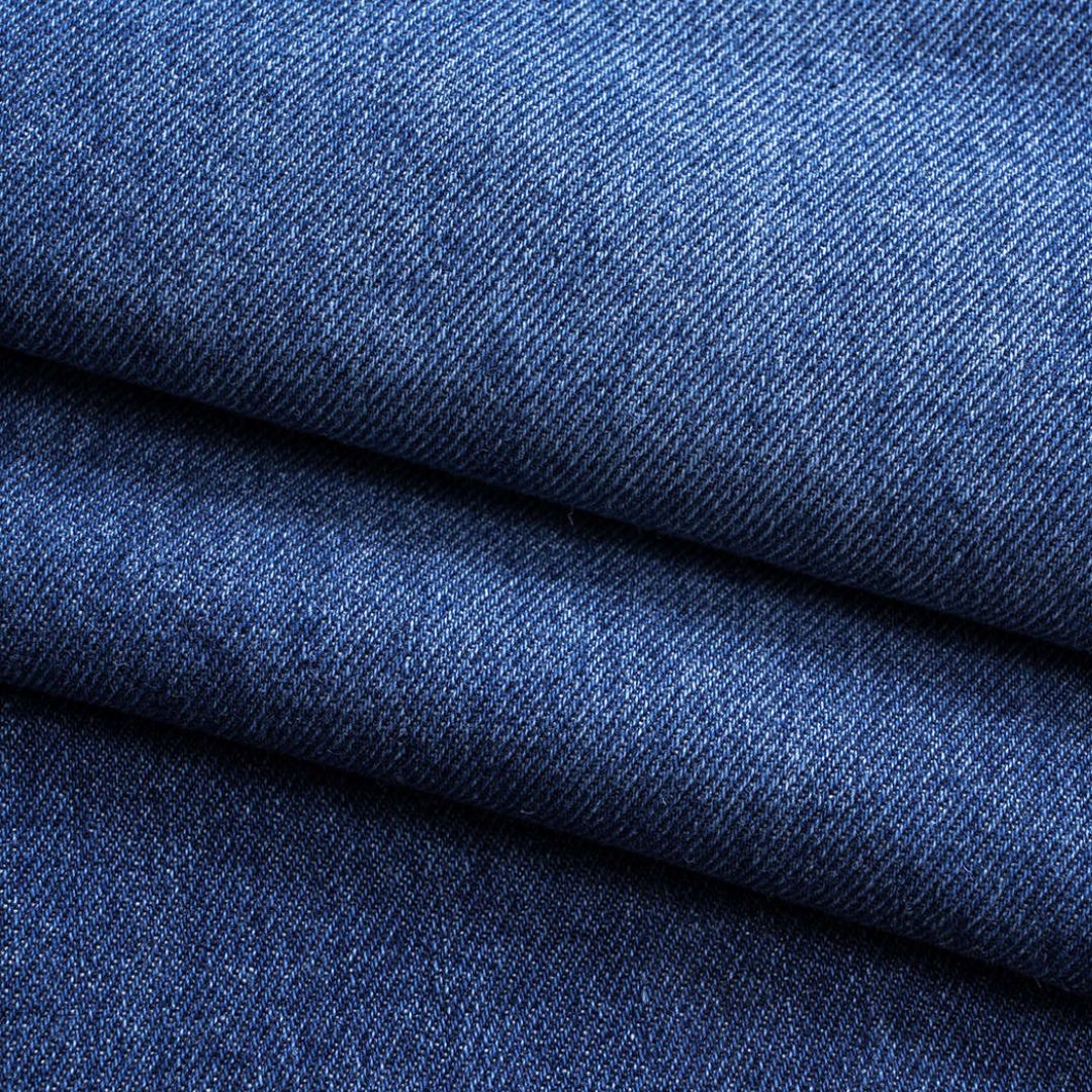 Djupblå jeans med bred passform, hög midja och avtagbart bälte med guldfärgad kedja