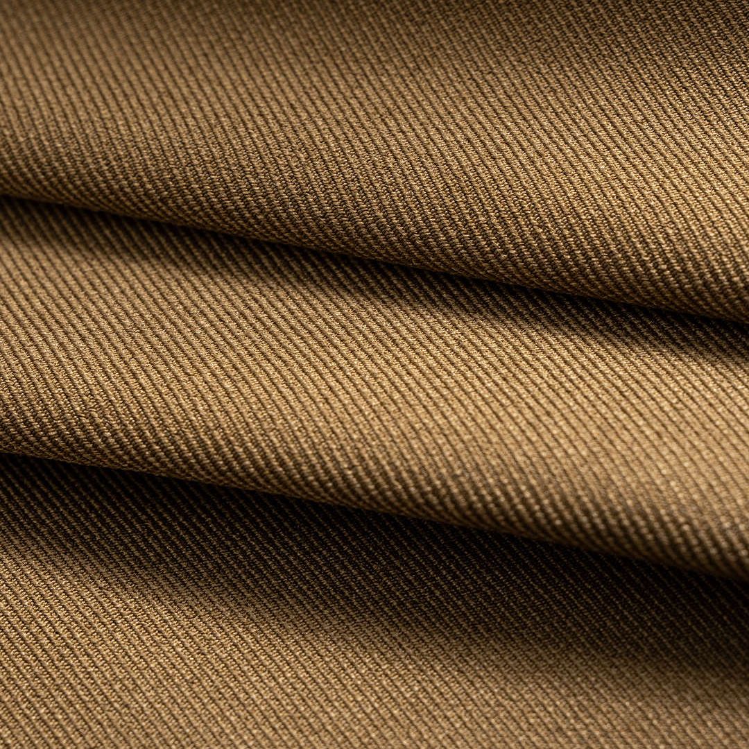 Brun figursydd kavaj med snörning i sidorna och spetsiga slag