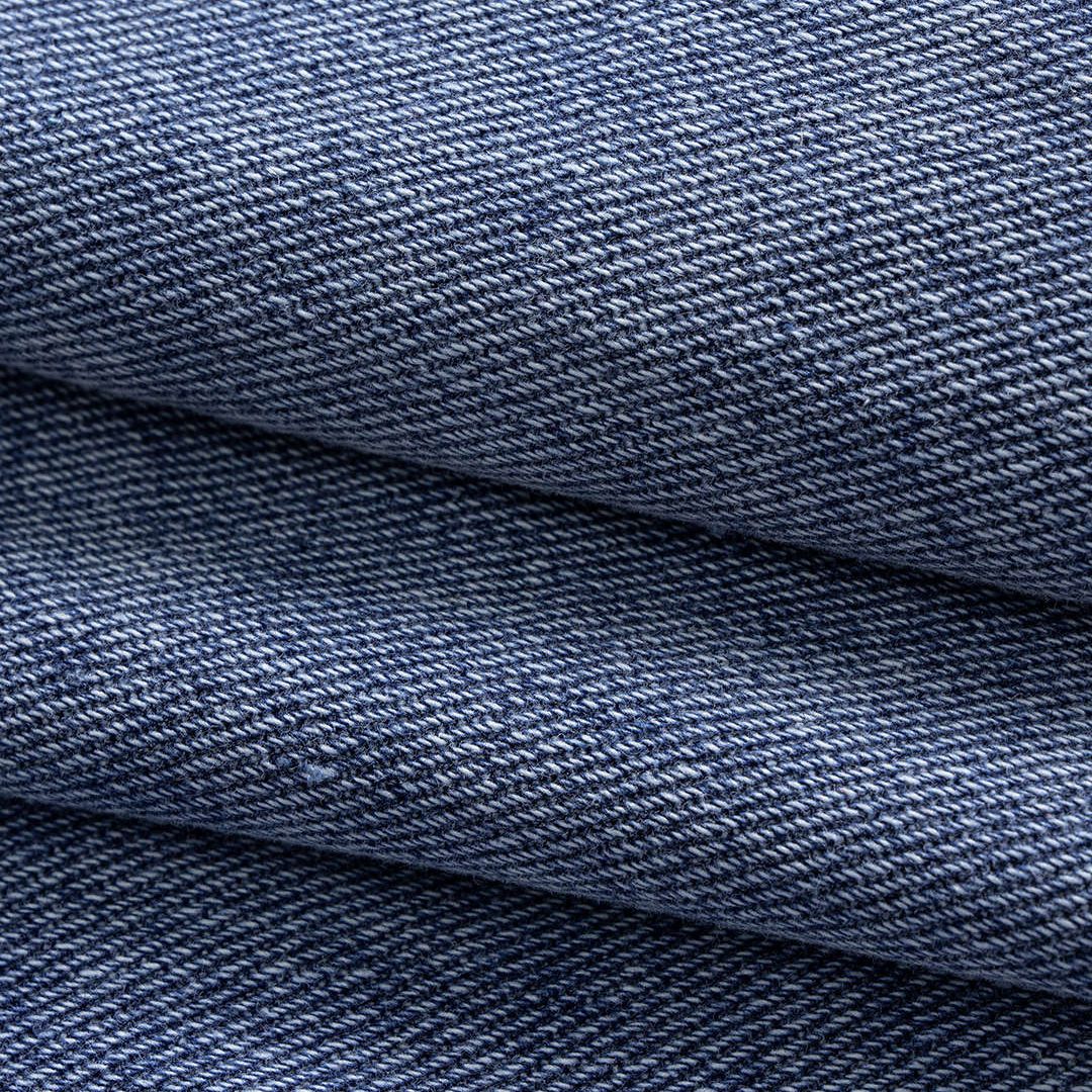 Kort denimjacka med stickade ärmar och bred slagkrage i ljusblå tvättad denim