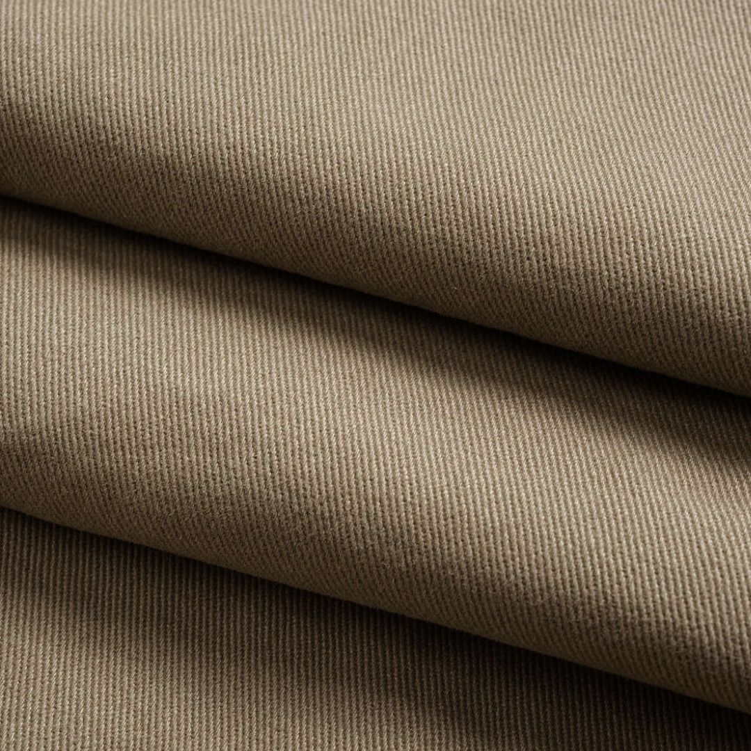 Beige cargobyxa i kraftig tvättad denim med vida ben, förstärkta knän och kontrastdetaljer i manchester