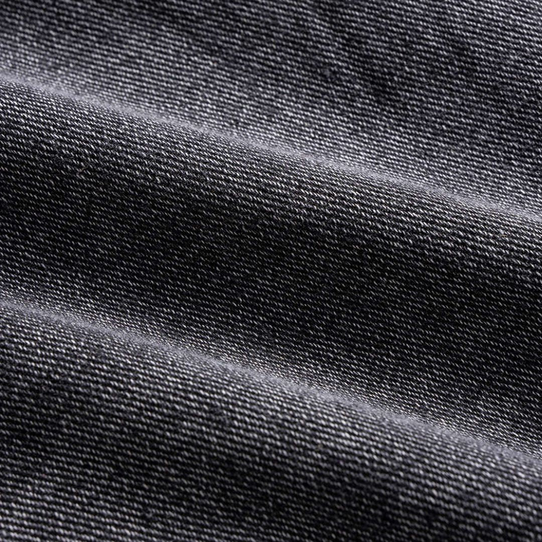 Mörkgrå kort denimjacka med bälte slagkrage och råa fållkanter i tvättad denim