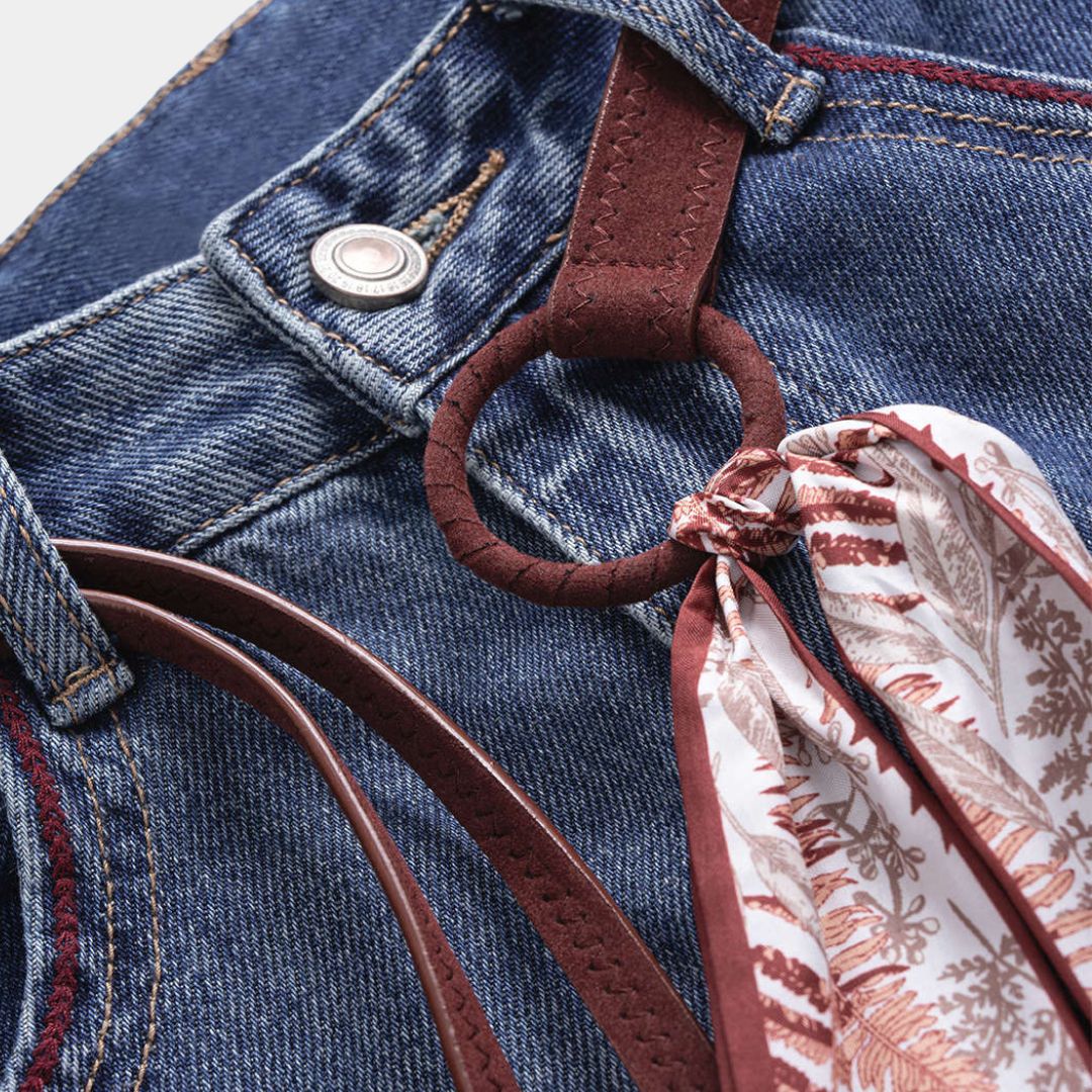 Blå raka denimbyxor med dekorativt brunt skärp, ringdetalj och avtagbar scarf detaljer