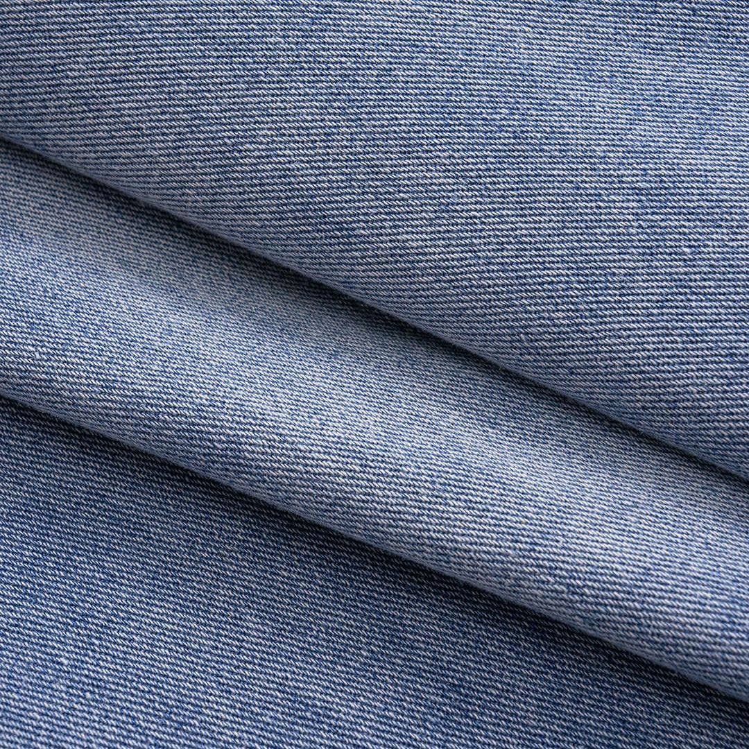 Ljusblå denimjeans med markerade veck, kontrastsömmar och korta vida bevn