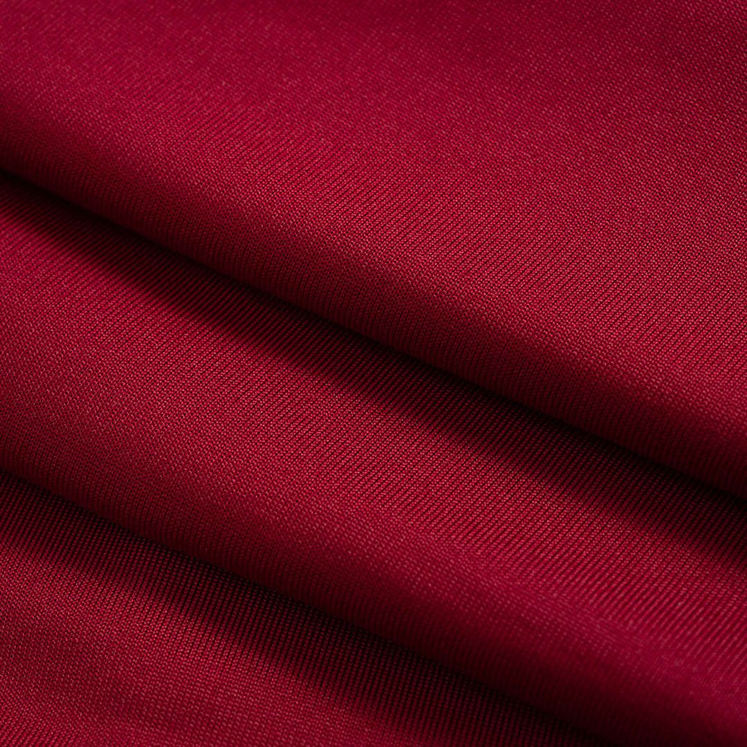 Vinröd ärmlös långklänning i jersey med markerad midja utskurna sidor och elegant detaljspänne framtill