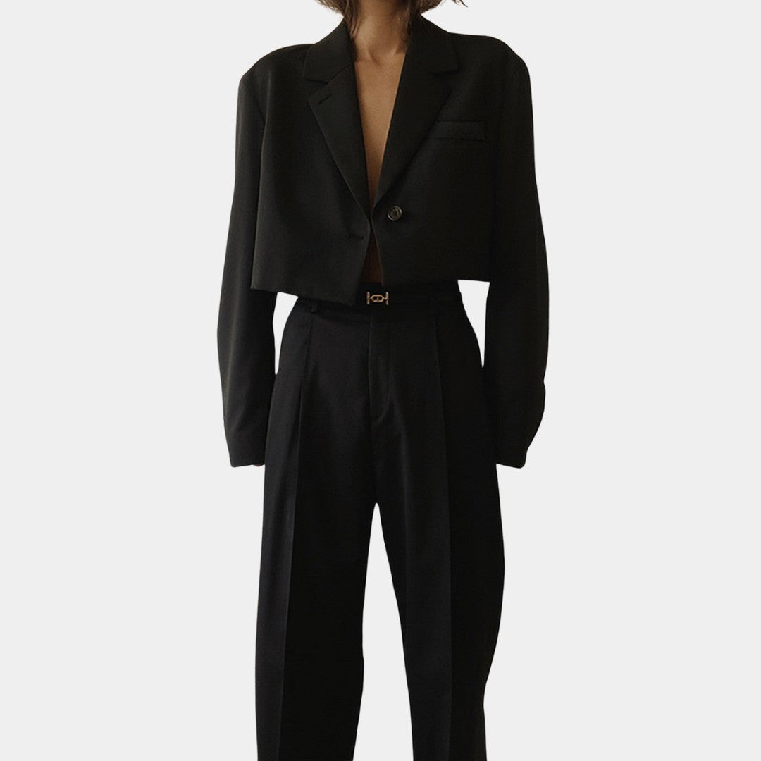 Kort svart kavaj med slagkrage enkel knäppning och fodrad insida