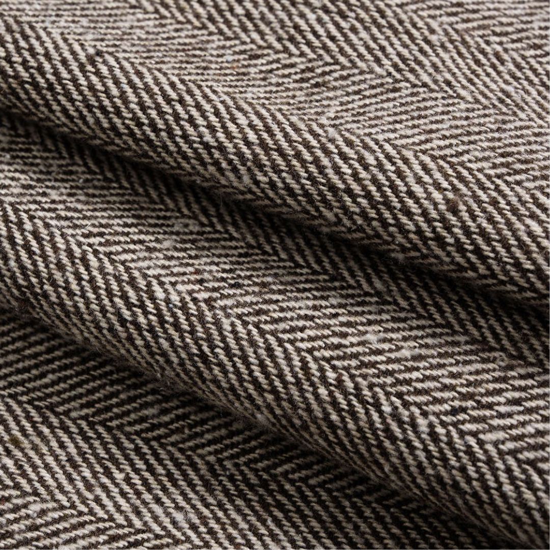 Brun skräddarsydd tweedkavaj med skärp och markerad midja för en tidlös kontorsstil