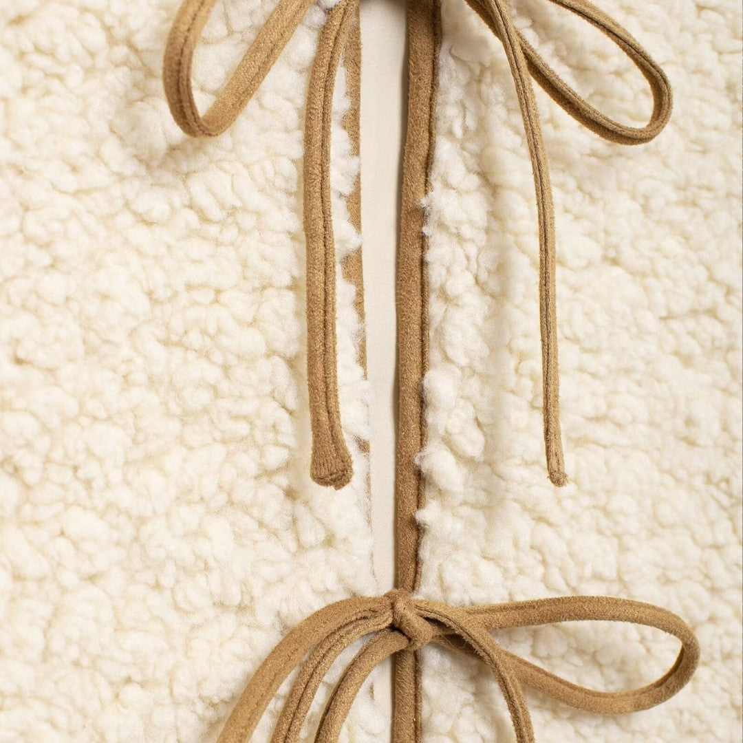 Fleeceväst med knytning och kontrastkant