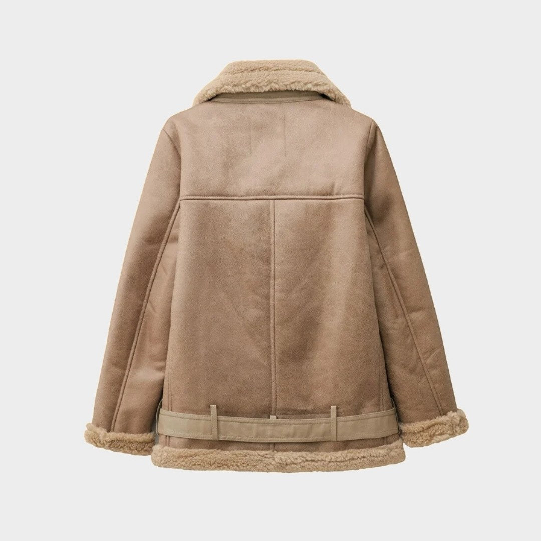 Kort ljusbrun bikerjacka i teddyfodrad design med dragkedja och skärp