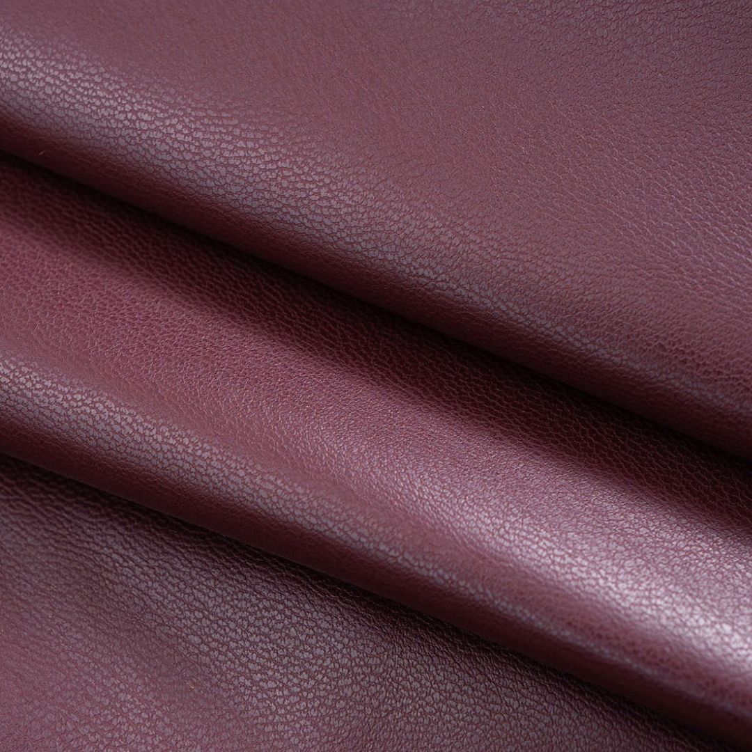 Vinröd Lång vinröd trenchcoat i glansigt veganskt läder med bred krage och knytskärp