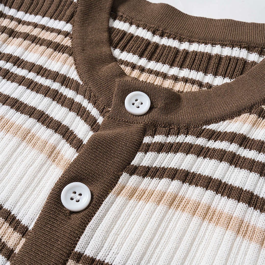 Randig ribbad kofta med kort ärm och knappar