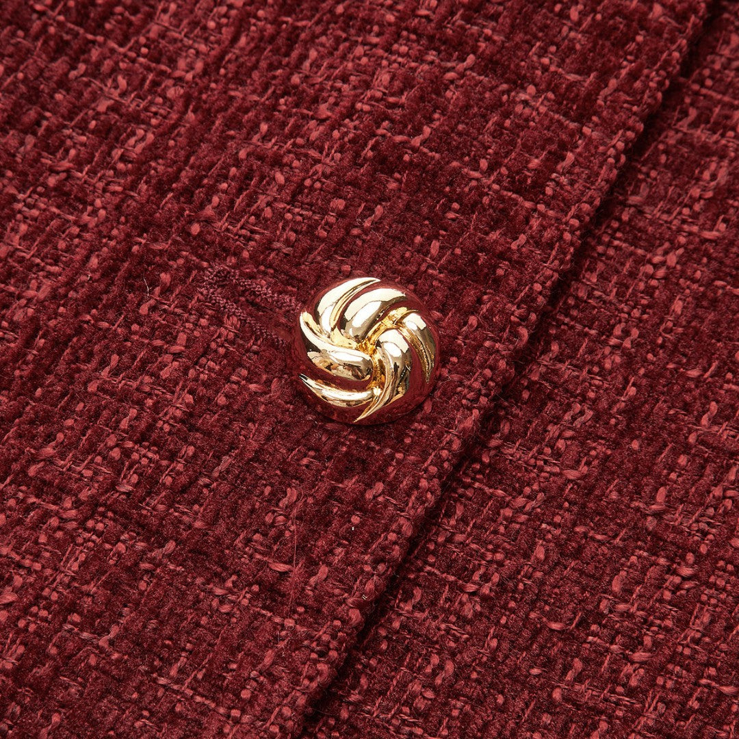 Kort vinröd tweedjacka med rund halsringning och dekorativa guldknappar
