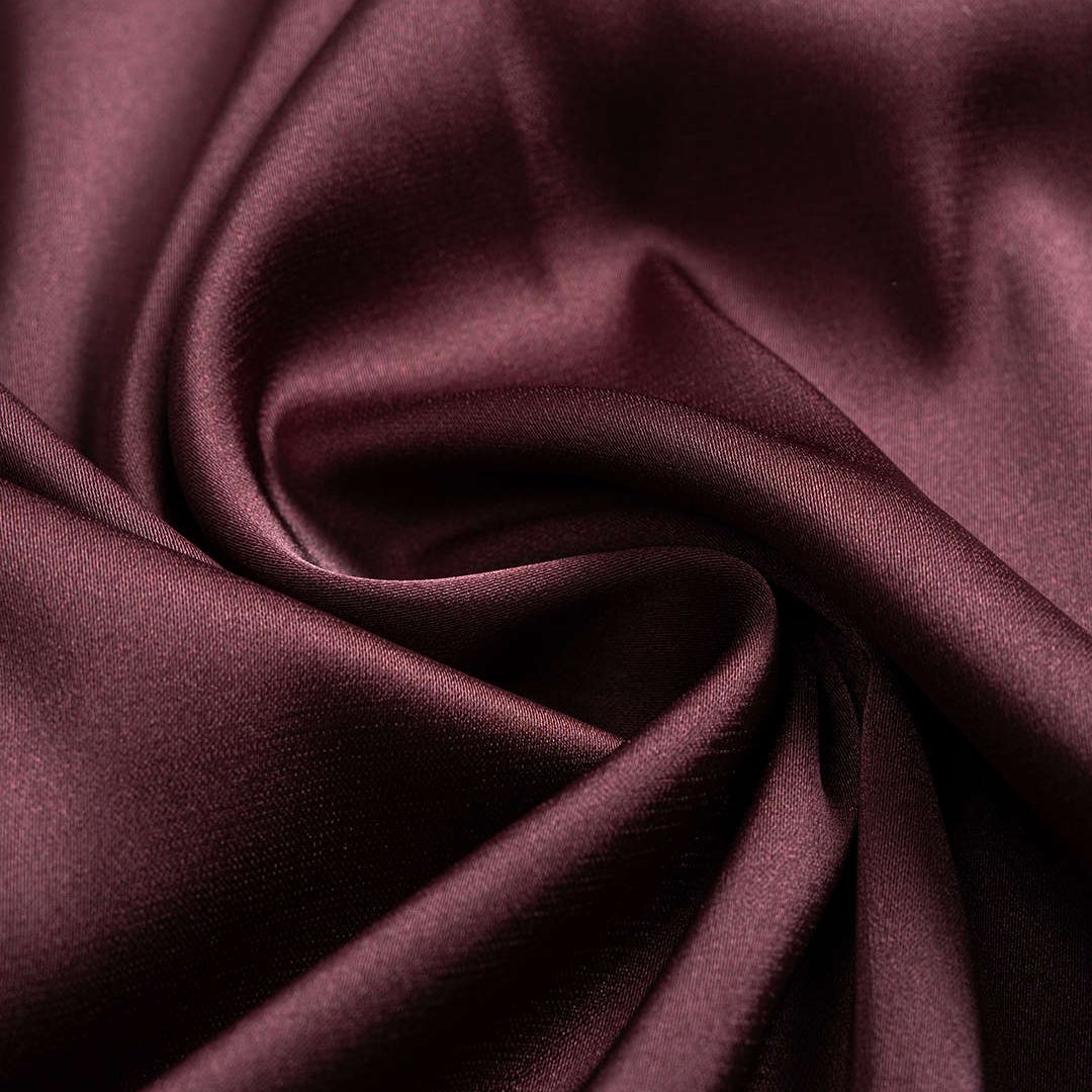 Vinröd satinklänning lång med smala axelband slits figurnära draperad byst