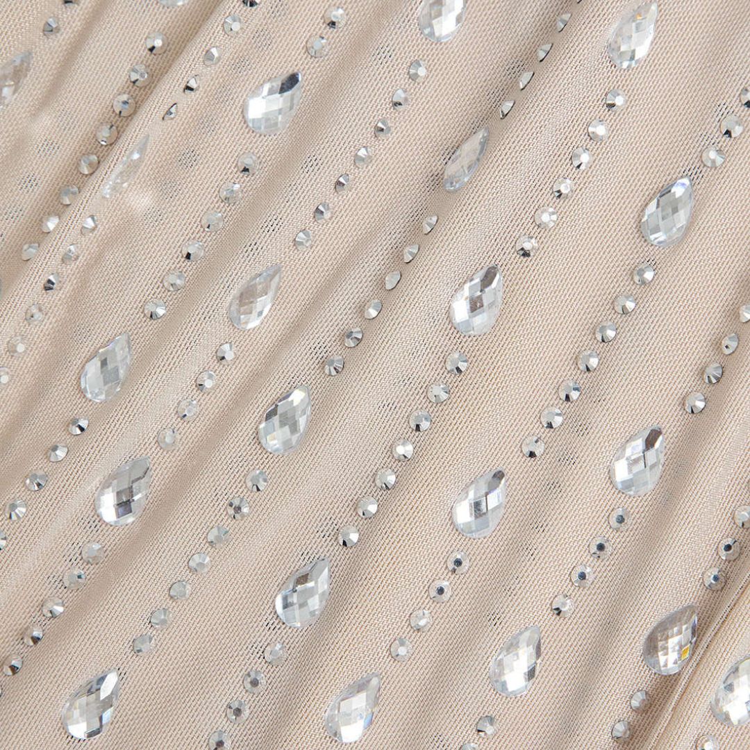 Nudefärgad axelbandslös lång klänning i mesh med kristallapplikationer och avtagbara ärmar