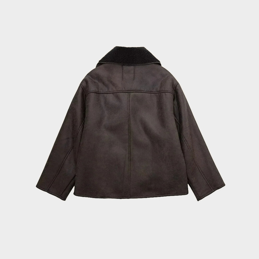 Brun kort kappa i skinnimitation med fickor och klassisk krage