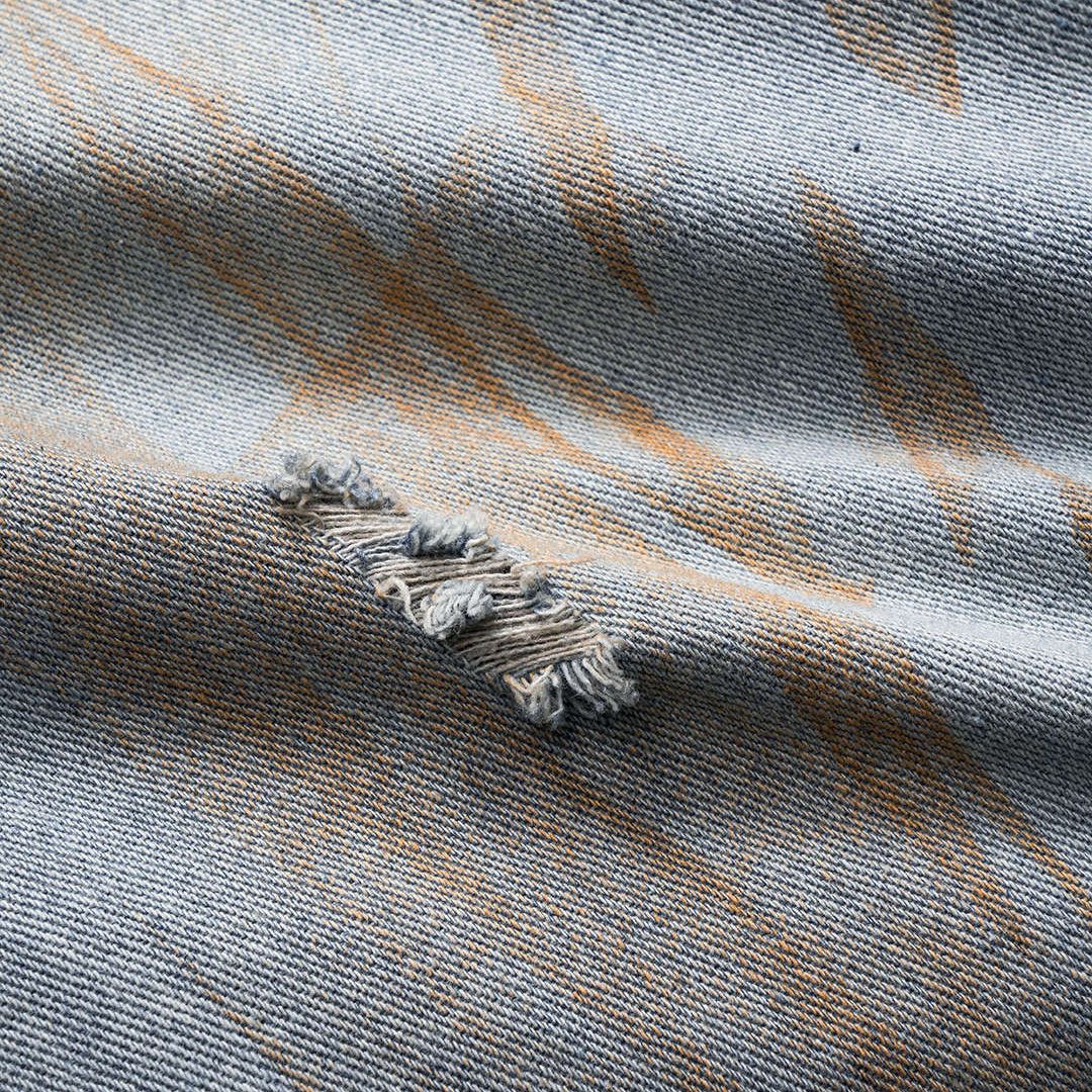 Ljusblå jeans med färgstänk, slitna detaljer och rak benform i mjuk denimblandning utan stretch