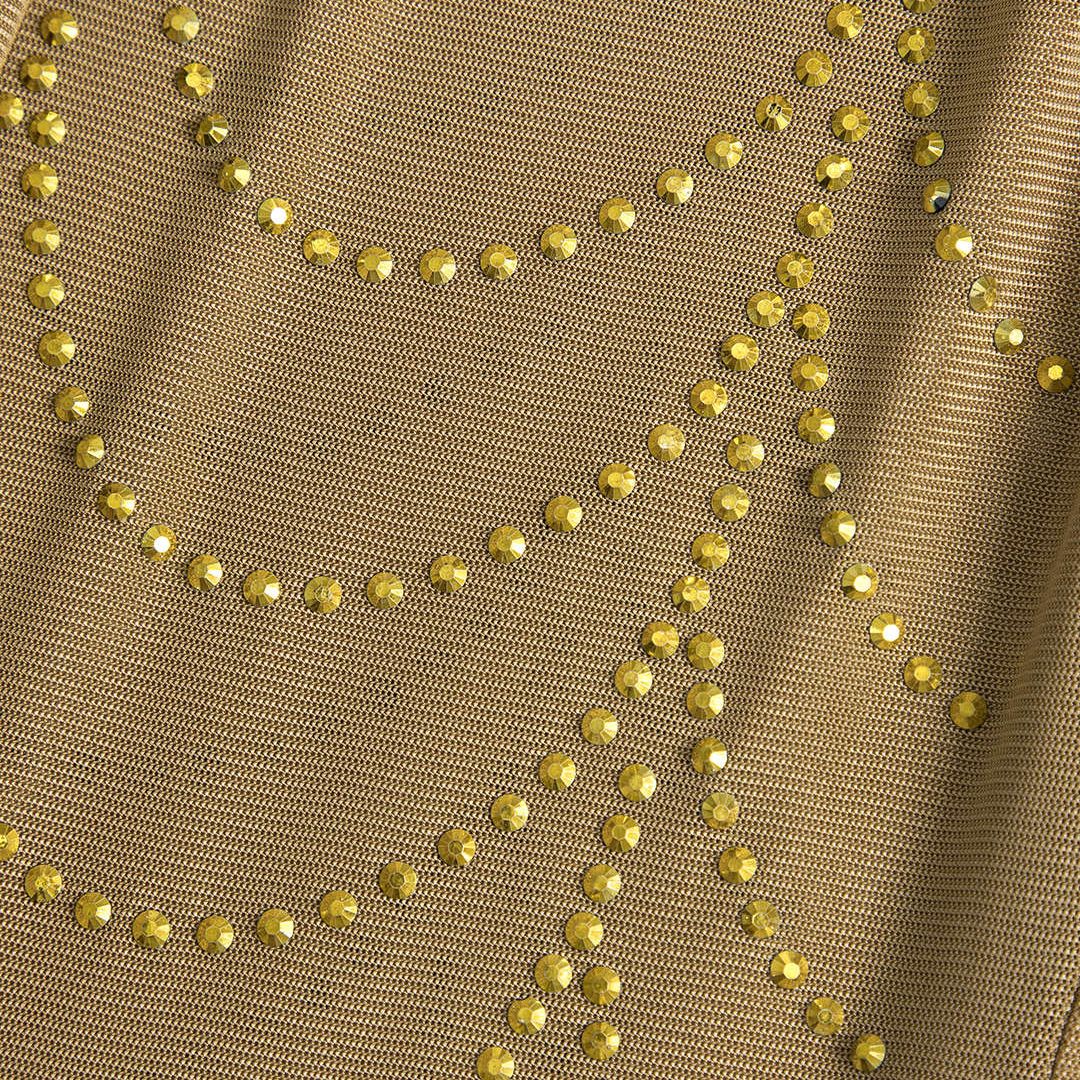 Guld lång figurnära klänning i mesh med gnistrande dekor och sofistikerad transparens