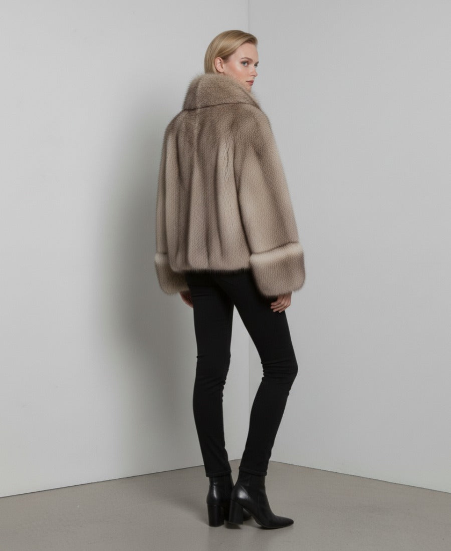 Beige jacka i fuskpäls med hög krage och breda ärmslut