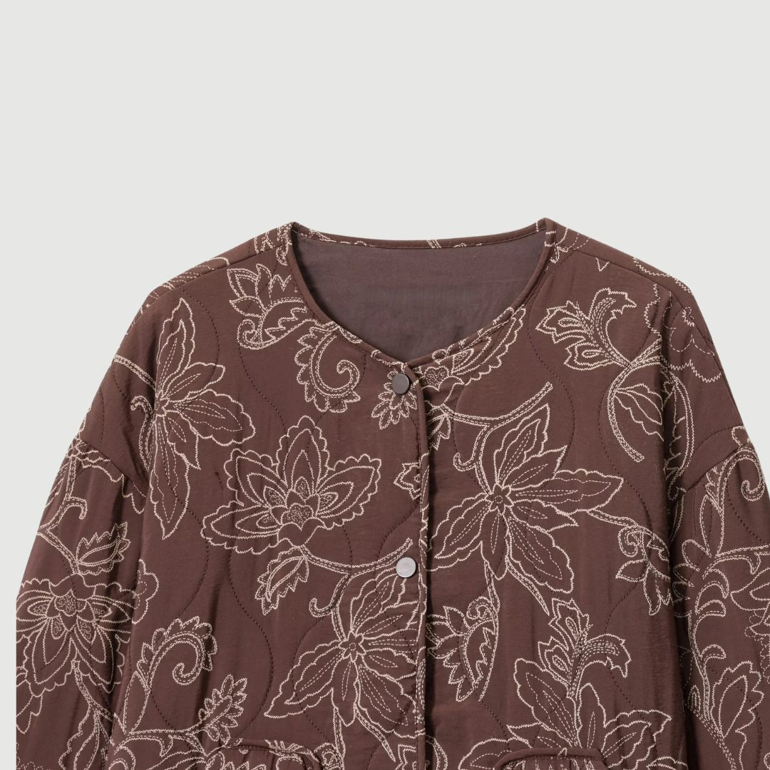 Kort blommönstrad vadderad jacka med broderi och rund hals