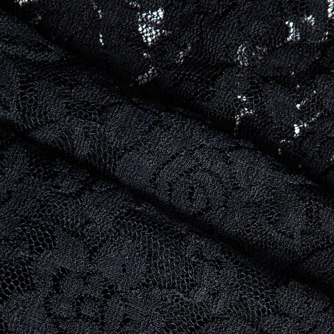 Svart spetsklänning i figurnära modell med bygelkupor och midilängd