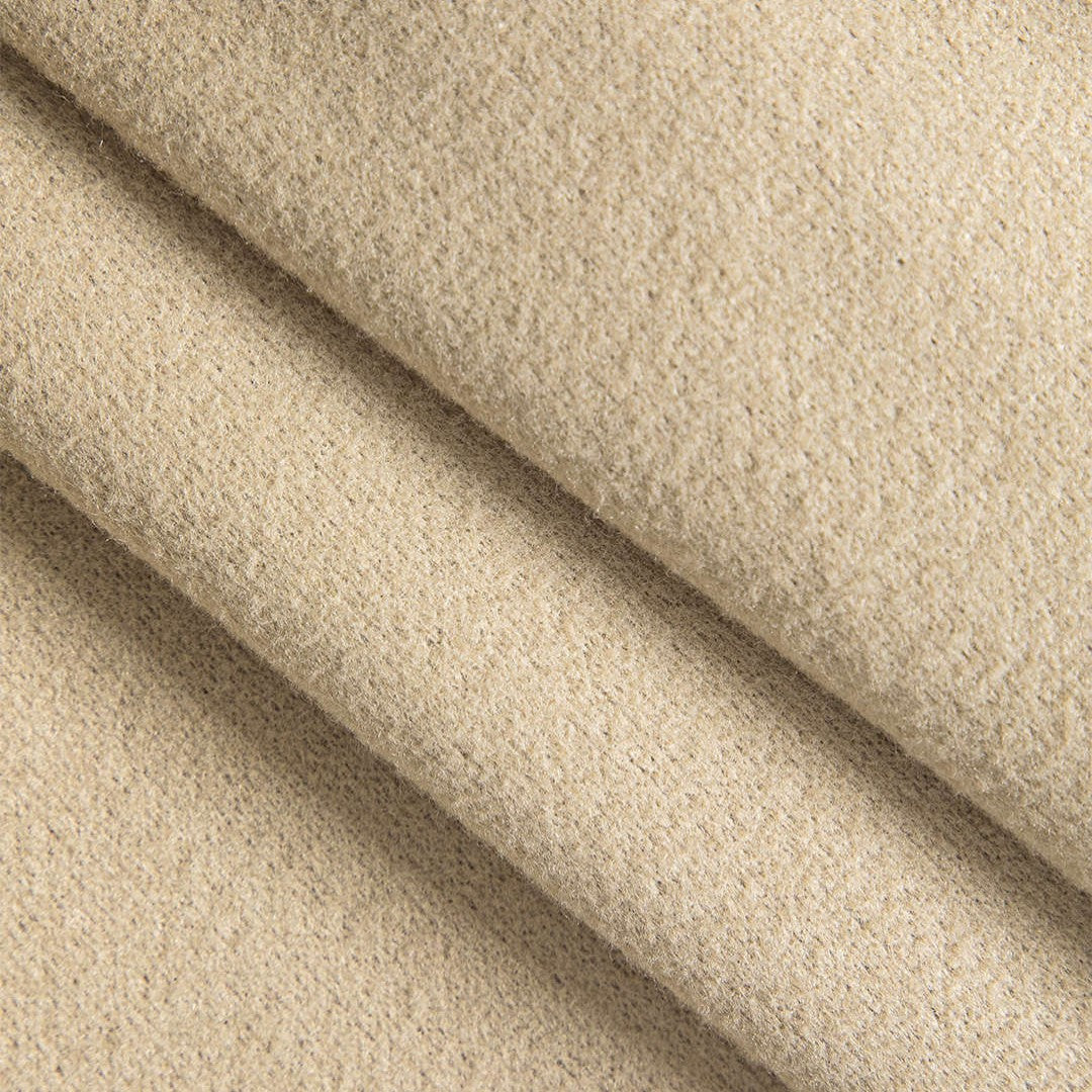 Beige stickad kavaj med djup V-ringning och knappar framtill