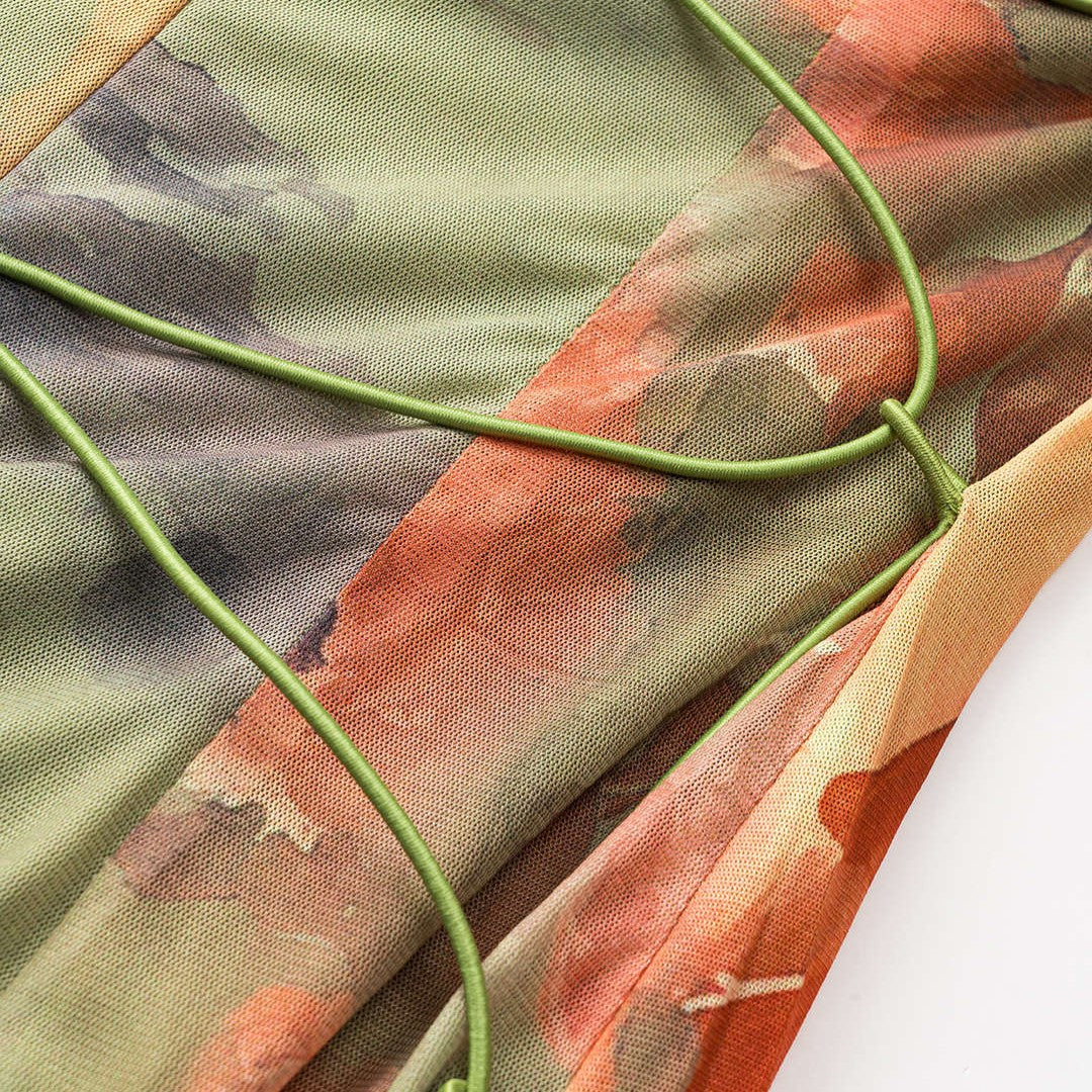 Midiklänning i mesh med figurnära passform, unik mönsterdesign och korsade snördetaljer