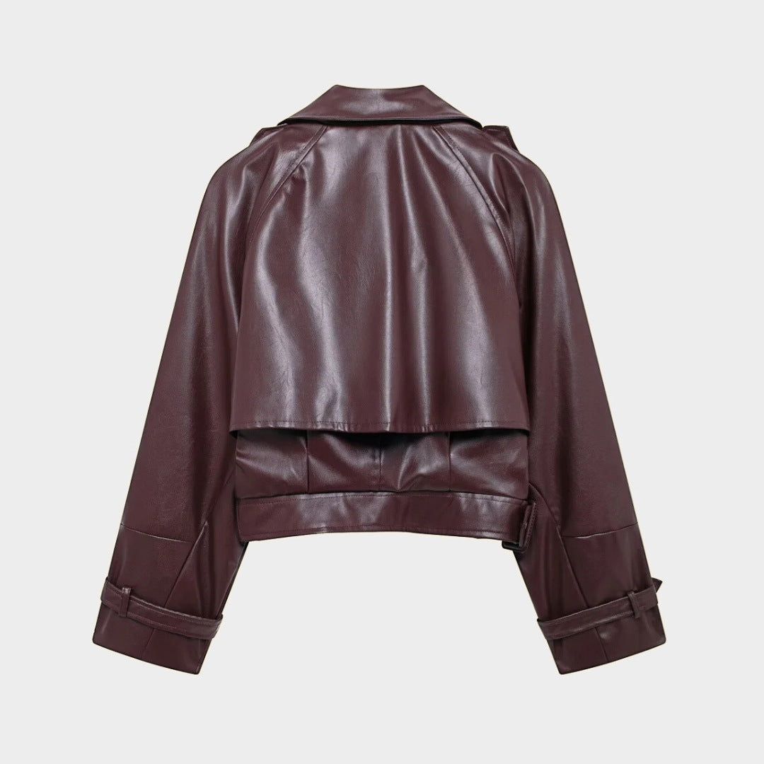 Kort trenchjacka i läderimitation med slagkrage och justerbara detaljer