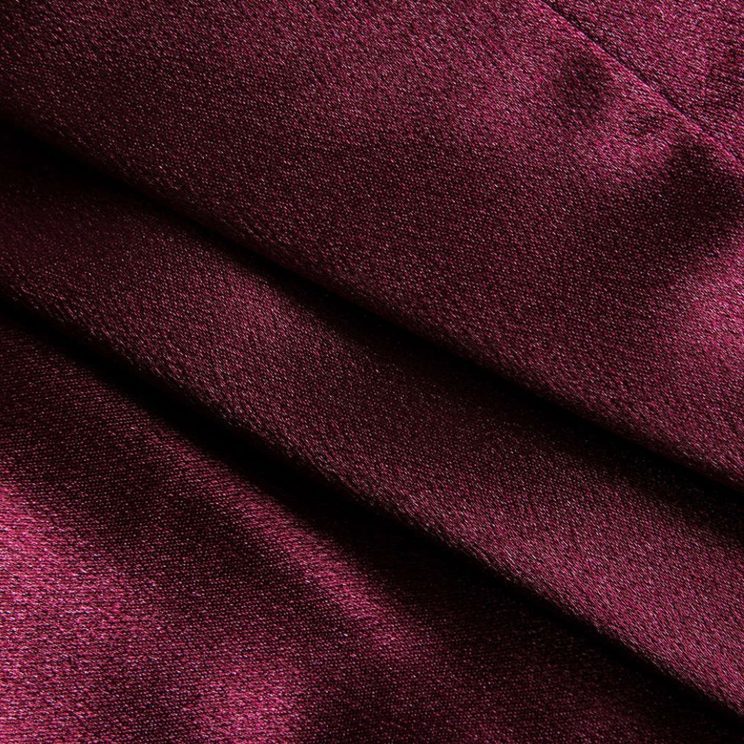 Vinröd satintopp med draperad front och långa ärmar