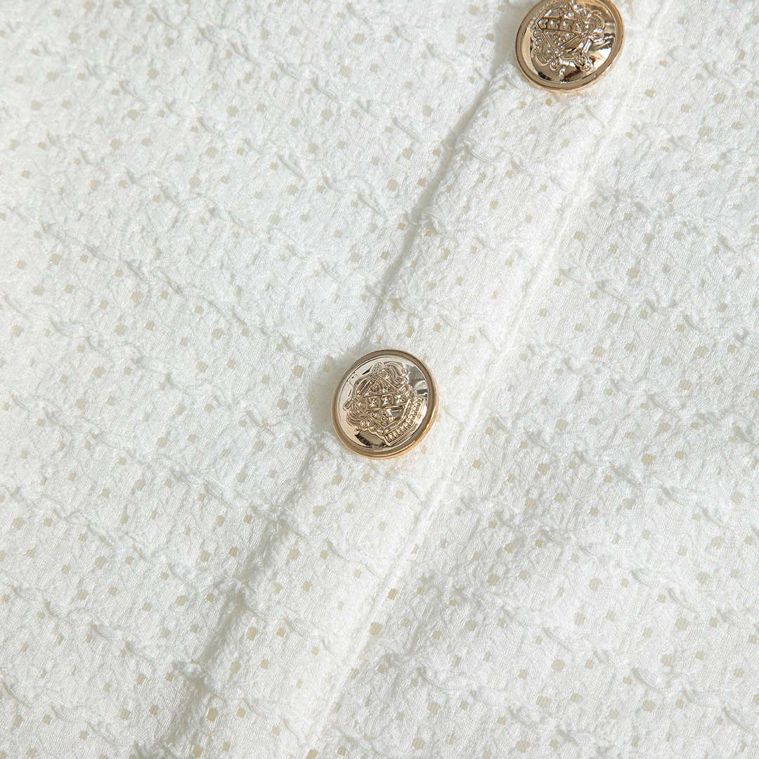 Vit långärmad fodralklänning i strukturerad jersey med guldknappar och rund halsringning