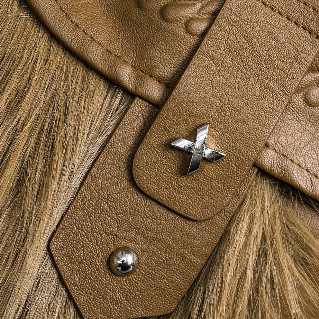 Brun jacka i fusk­läder med fuskpäls och dekorativa fickor för dam