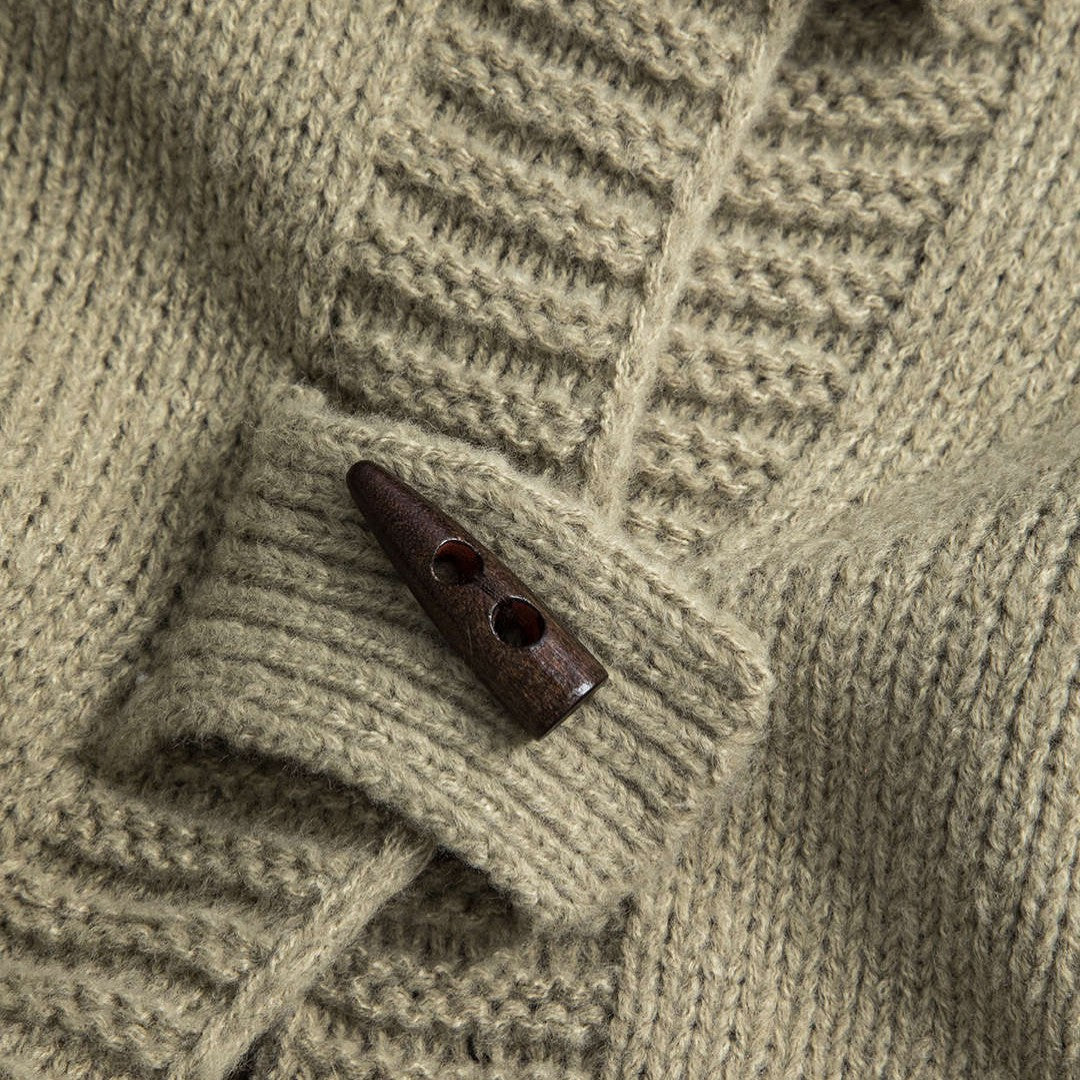 Grön stickad kofta med toggle-knappar och ribbade ärmslut