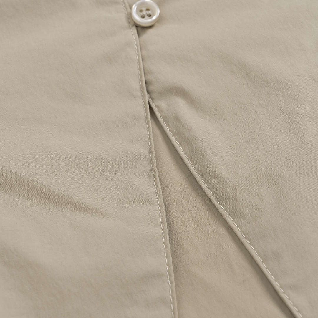 Beige figurnära blus med djup V-ringning och trekvartsärmar