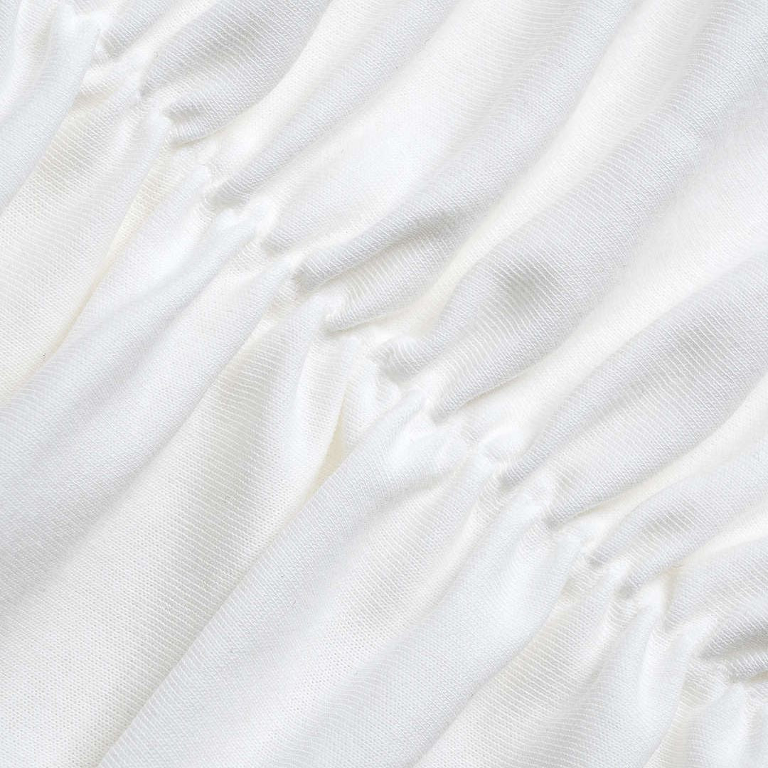 Vit hellång halterneckklänning i draperad jersey med rosmönstrad spets och markerad midja