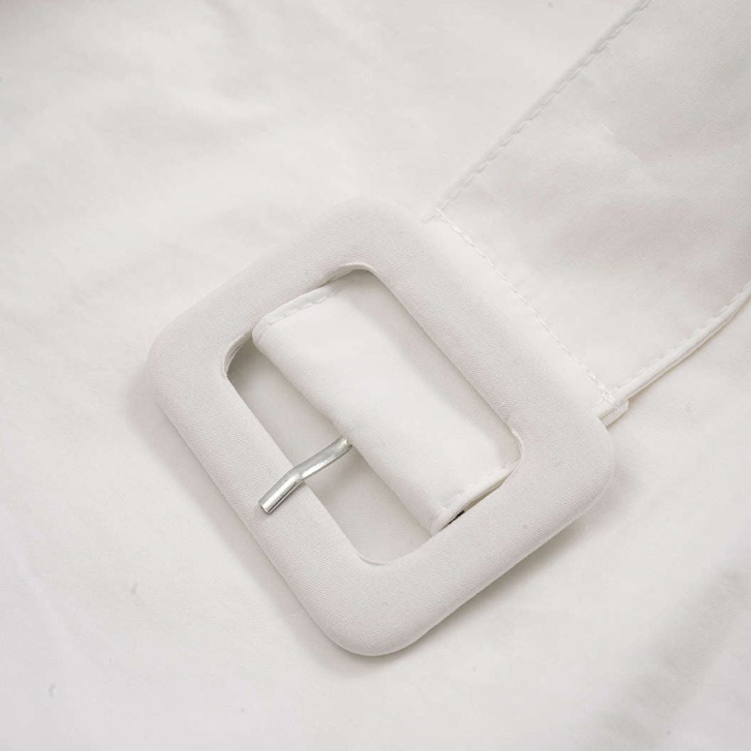 Vit asymmetrisk blus med bälte och svarta axelknappar